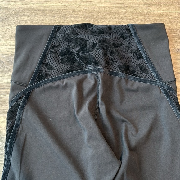 Lululemon Lululemon Wunder Under High-Rise Tight Flocked 28" in Sz 6 - Picture 9 of 16